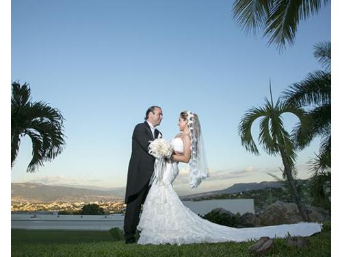 Novios con vista hermosa