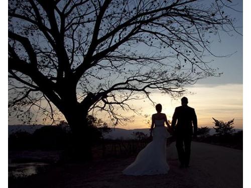 Silueta de los novios al atardecer