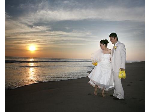 Novios en la playa con bello fondo