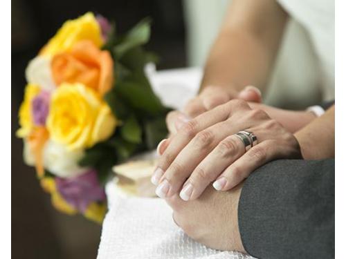 Novios tomados de las manos