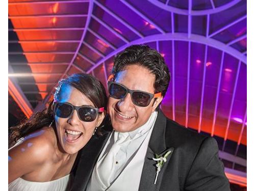 Novios con lentes obscuros