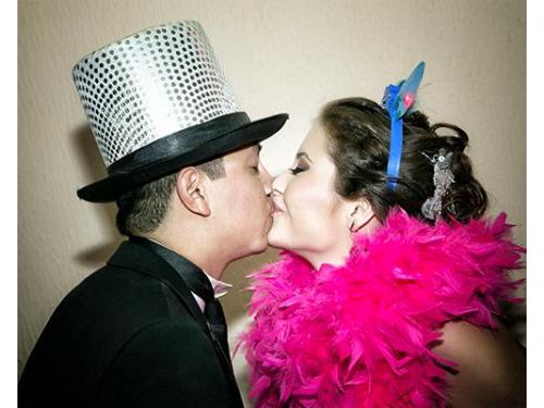 Beso con divertidos accesorios