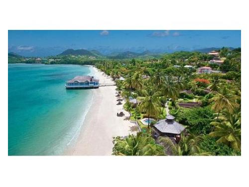 Suspendido justo sobre el mar, iluminado por las estrellas, en espera de enamorados.