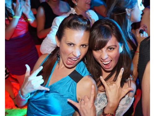 Con pista de nueva generación de 180 a 250 invitados.