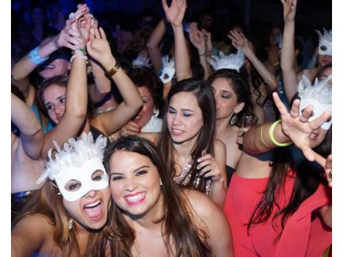 Servicio nuevo de shots en pista muy divertido y aun precio especial de introducción