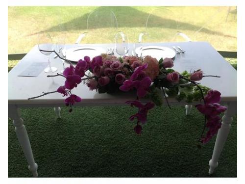 Arreglo floral en la mesa de honor