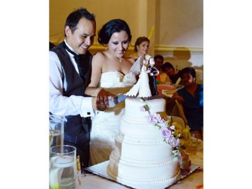 Los novios cortando el pastel
