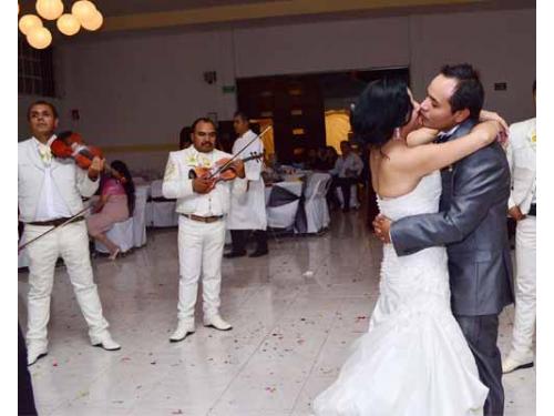 Los novios disfrutando de su fiesta