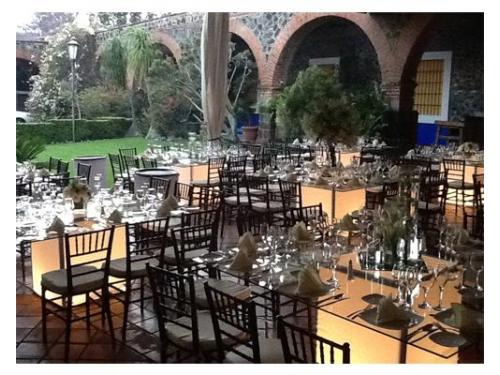 Mesas de cristal y sillas tiffany