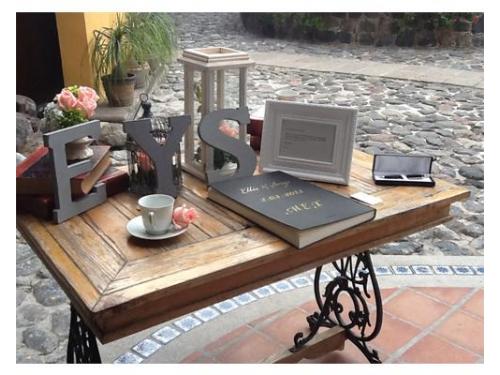 Mesa de recepción con decoración vintage