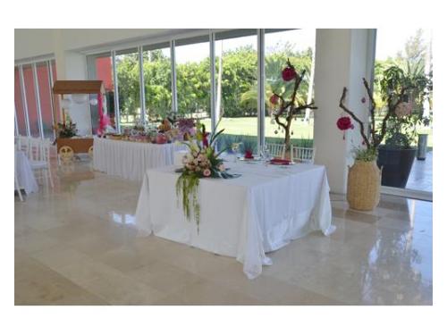Decoración de mesa de novios