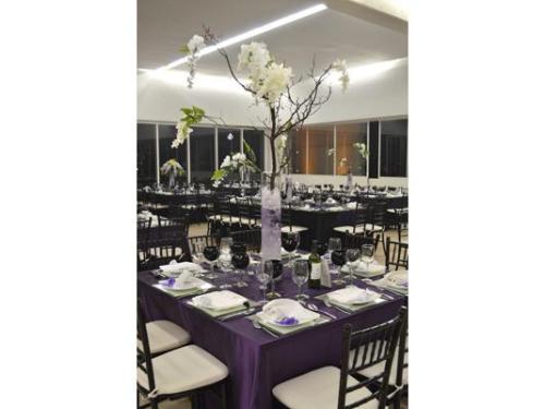 Montaje violeta con arreglo floral