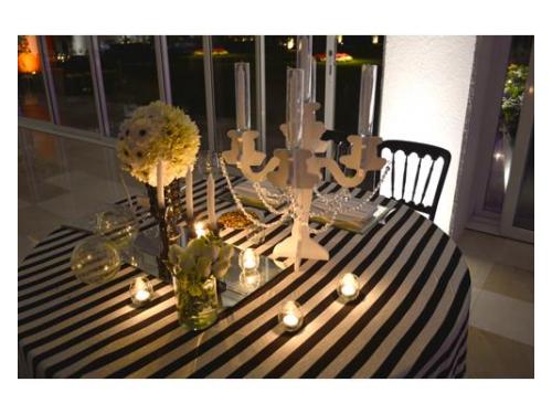 Mesa de novios iluminada con velas