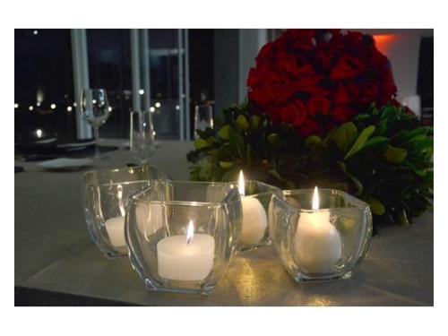 Centro de rosas rojas con velas