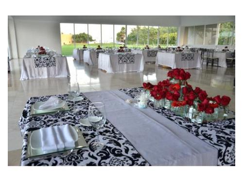 Montaje con camino blanco con negro