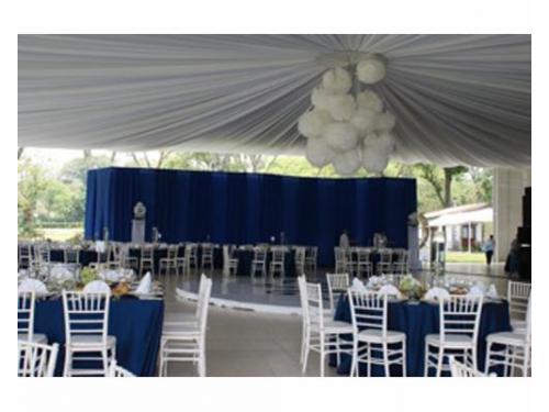 Montaje con carpa y adornos florales