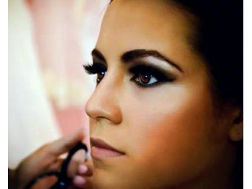 Maquillajes cuidando contorno e iluminación facial