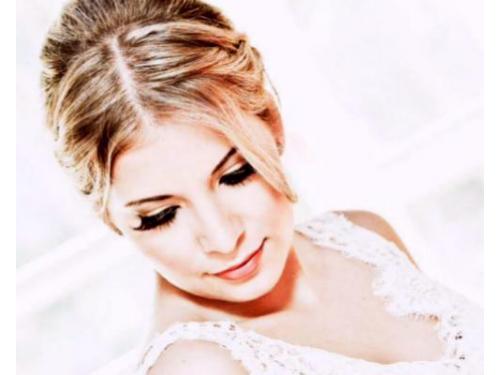 Peinados elegantes y maquillaje natural