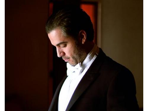 Novio ajustándose el saco