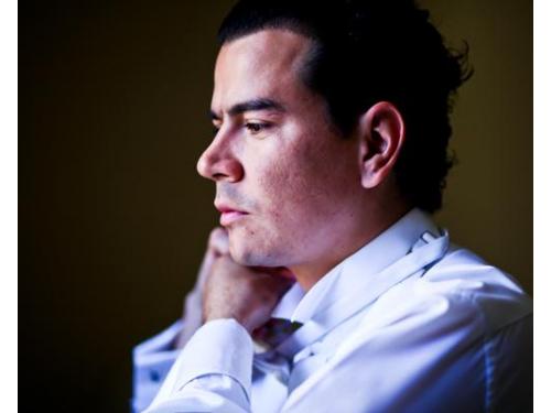 Novio en los últimos preparativos