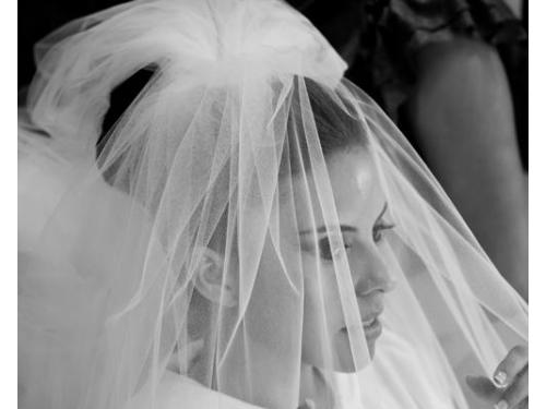 Novia colocándose el velo