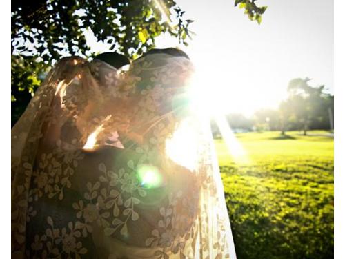 Novios a rayo de sol