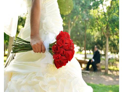 Novia con ramo de rosas
