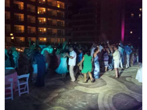 Una buena pista de baile siempre invita a que tus invitados bailen