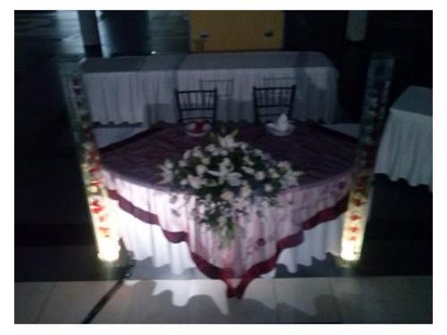 Mesa de los novios con flores