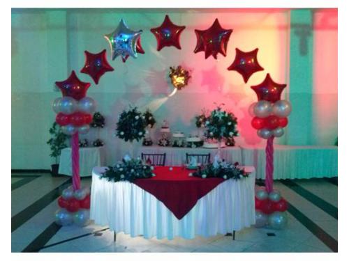 Mesa de los novios con globos