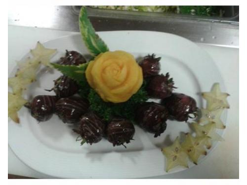 Fresas con chocolate y rosa de jícama