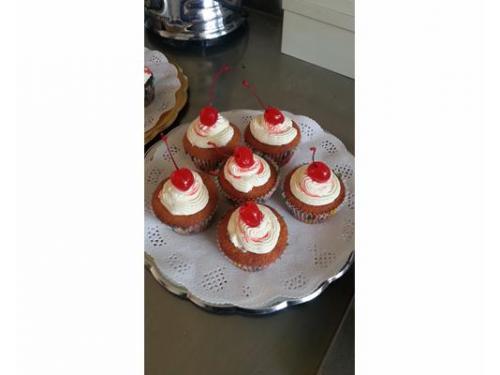 Charola con cupcakes