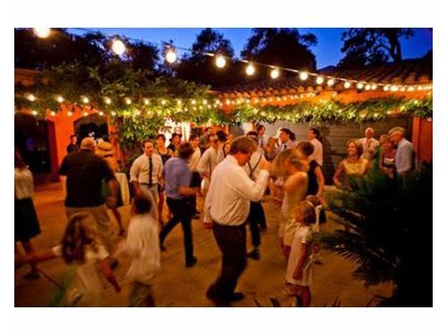 Tus invitados bailando