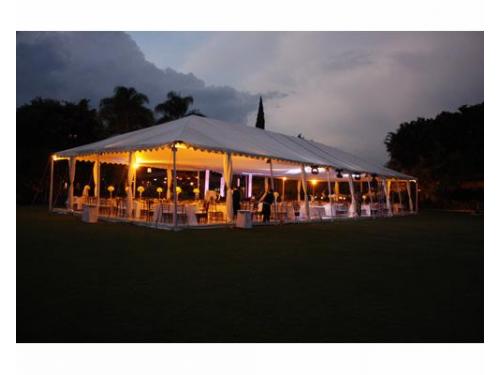 Montaje con carpa en el jardín