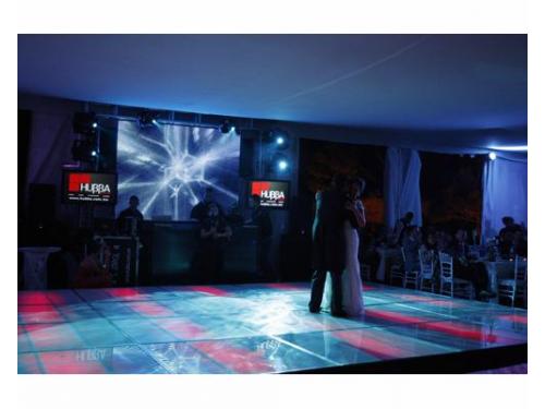 Novios bailando en la pista