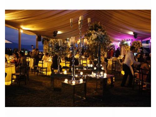 Decoración con candelabros altos