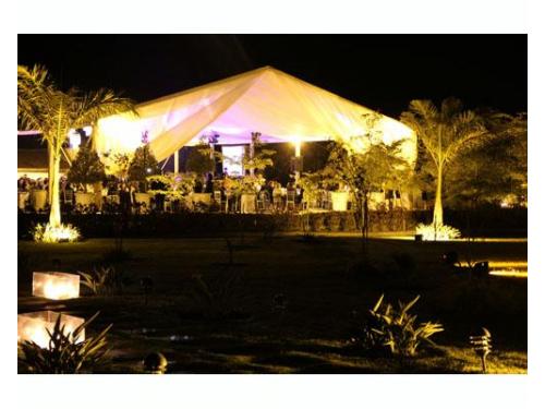 Montaje con carpa en jardín