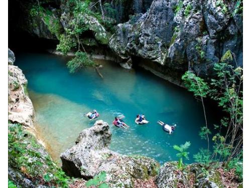 Belice cave-tubing