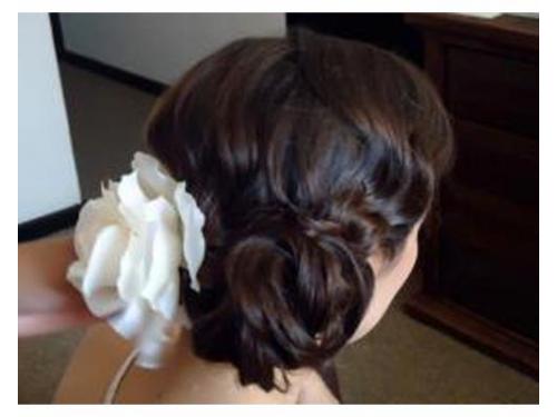 Peinado con detalle de rosa