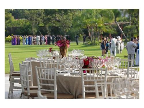 Montaje con fina mantelería y cristalería