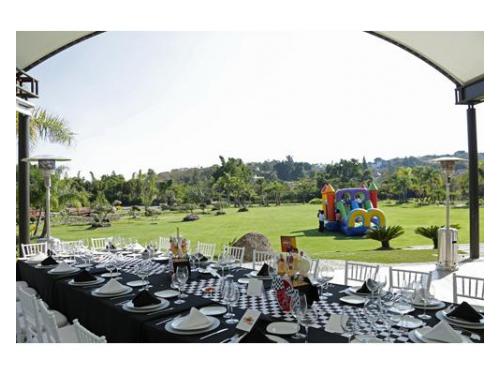 Montaje en mesa imperial con sillas tiffany