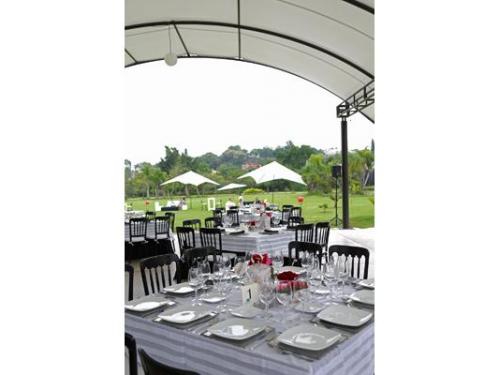 Mesas cuadradas con sillas versalles