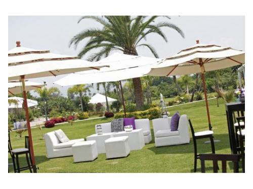 Sala blanca con sombrillas