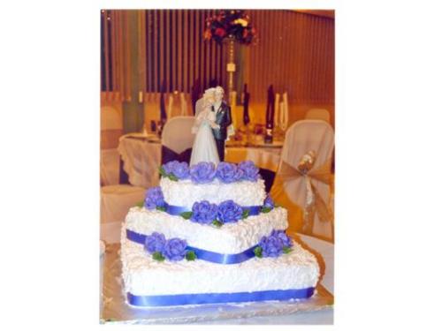 Pastel con figura de novios