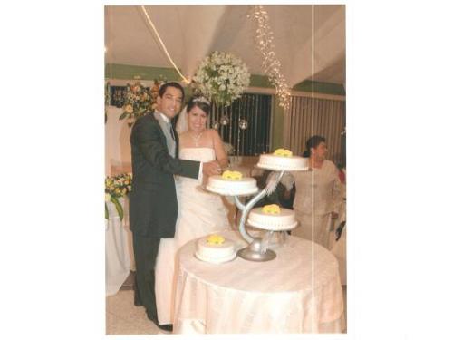 Novios en mesa de pastel