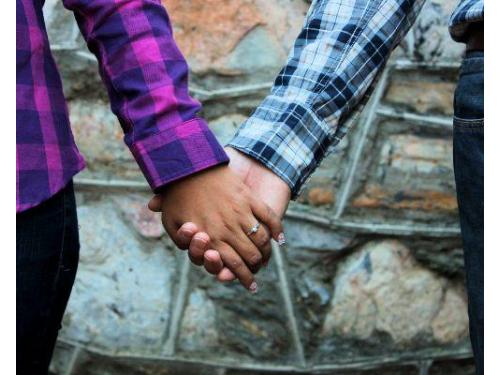 Novios tomados de las manos