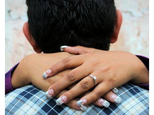 Abrazo de los novios