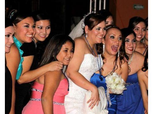 Novia con sus invitadas