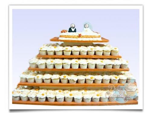 Pastel hecho con cupcakes