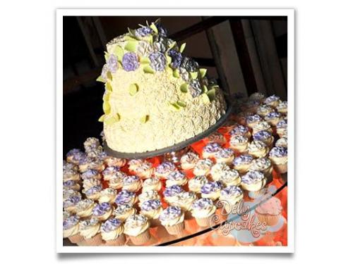 Pastel con cupcakes alrededor